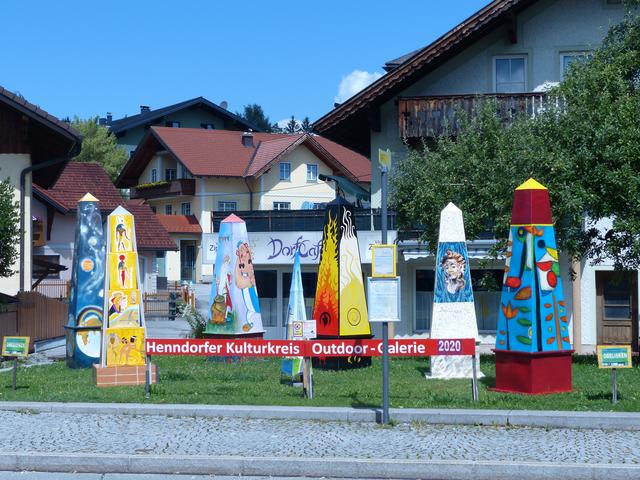 Die Outdoor-Galerie „Obelisken“ in Henndorf am Wallersee. | Foto: Henndorfer Kulturkreis