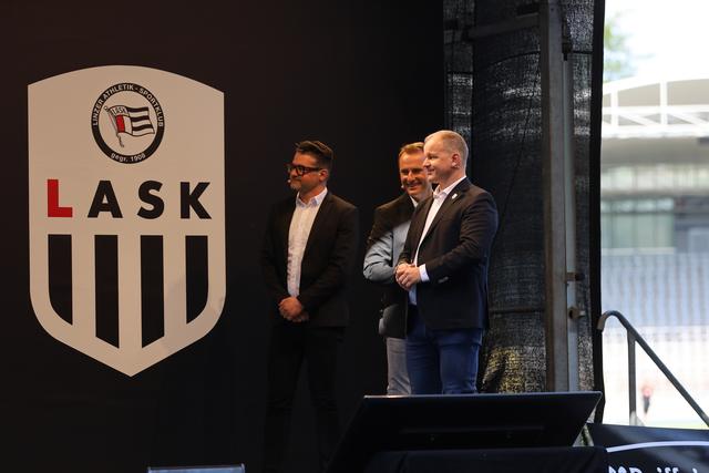 Voller Stolz präsentierte Architekt Harald Fux (l.) "sein" Stadion-Projekt auf der Gugl.