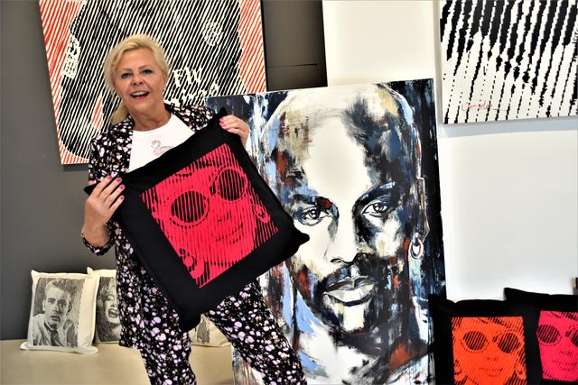 "Auch wenn unsere Vernissagen momentan mit 10 Personen Maximum klein angesetzt sind, so sind sie als ein Signal für eine lebendige Kunst in unserer Stadt anzusehen. Wir Salzburger brauchen die Kultur zum Atmen," erklärt Katharina Quehenberger ihre Überlegungen