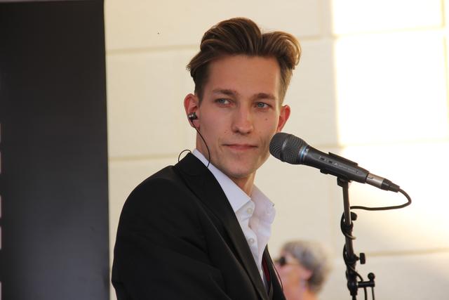Simon Stadler bei seinem Konzert am St. Veiter Hauptplatz | Foto: Peter Pugganig