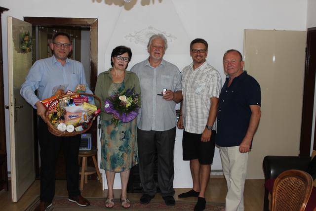 Leopoldsdorfs Altbürgermeister Peter Nagel und Gattin Eveline feierten am 4. Juli das Fest der Goldenen Hochzeit. Mit Ehrengaben der Gemeinde, Geschenkskorb und Blumen gratulierten  Bürgermeister Clemens Nagel, Vize Ernst Schwarz und Gemeinderat Mario Freiberg. | Foto: Gemeinde Leopoldsdorf