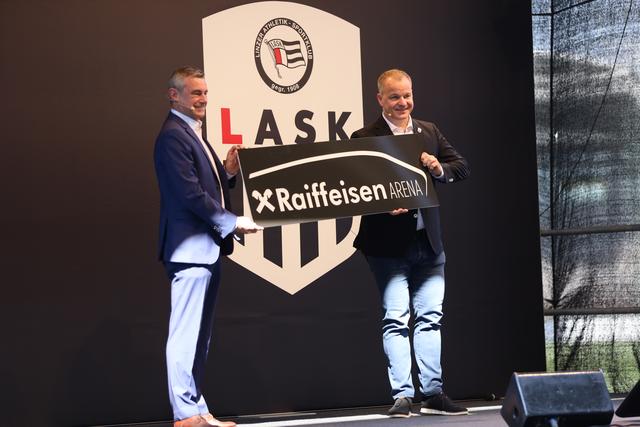 Heinrich Schaller, Raika, und Siegmund Gruber, LASK-Präsident, präsentieren den Namenssponsor des neuen Stadions auf der Gugl.