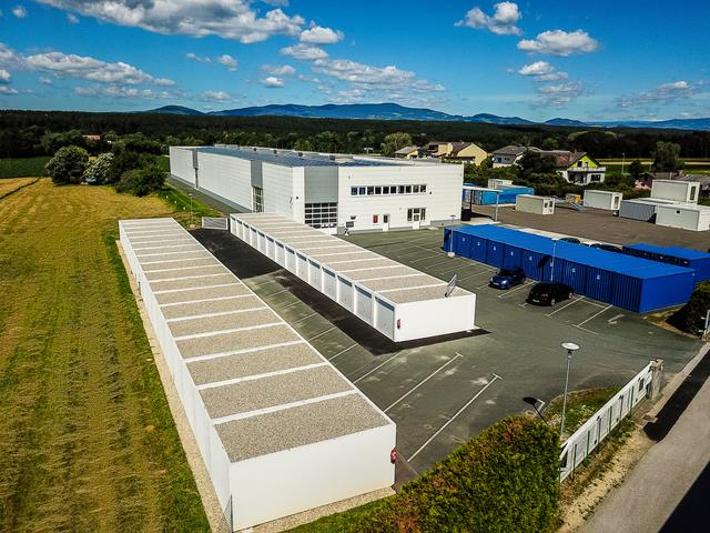 100 Lagercontainer und Garagen bieten ausreichend Platz.