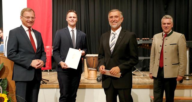 Landeshauptmann Thomas Stelzer, Bezirkshauptmann Johannes Beer, sein Vorgänger Martin Gschwandtner und Landesamtsdirektor Erich Watzl (v.l.). | Foto: Land OÖ/Denise Stinglmayr