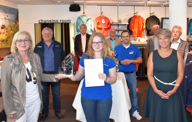 Vordere Reihe v. li. LRin Beate Palfrader, Lehrling Michelle Falch und Martina Bombardelli (Direktor-Stvin Tiroler Fachberufsschule für Tourismus und Handel Landeck) Mittlere Reihe: v. li. Chef Patrick Pangratz, Simon Matt (Filialleiter und Lehrlingsausbildner) und Klaus Schuler (Wirtschaftskammer Landeck) Hintere Reihe v. li. Stefan Scherl (Kammerrat Arbeiterkammer Tirol), Roland Lechner (Bgm Flirsch) und Helmut Mall (Bgm St. Anton am Arlberg)