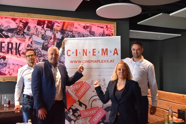 Günther Lichtenegger, Hannes Primus, Manuela Forstner und Peter Hauswirth (von links) freuen sich auf die Eröffnung des Kinos.  | Foto: Koller