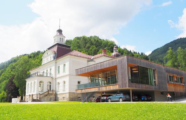 das ehrwürdige alte Schloss mit dem modernsten Speisesaalzubau !!