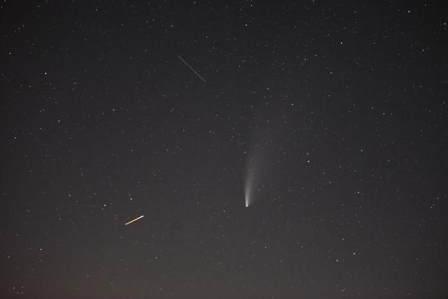 Der Komet mit Flugzeug (unten) und Satellit!