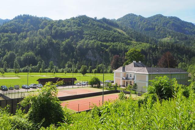 Internatsgebäude mit Fußball-, Basketball- und Tennisplatz