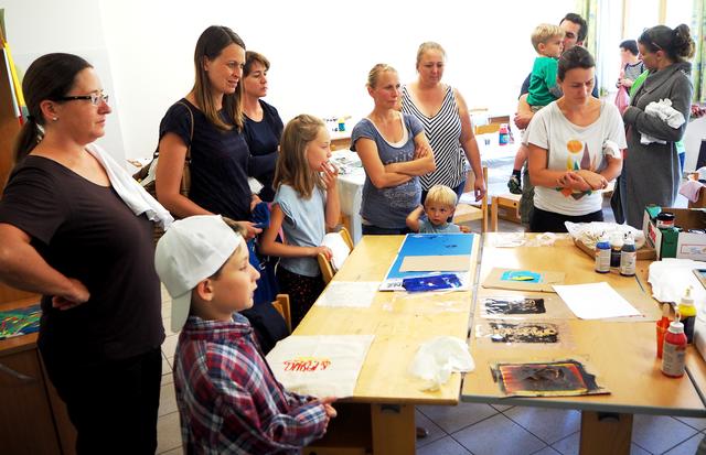 ... großes Gedrange bei dem Erinnerungs-Leibchendruck an die Familiensingwoche 2020 ...