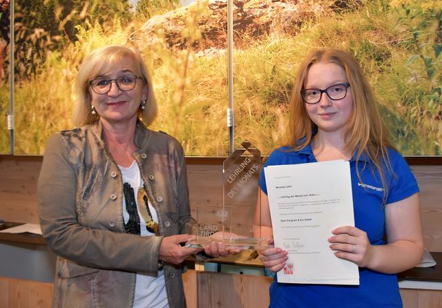 Bildungs- und Arbeitslandesrätin Beate Palfrader gratulierte Michelle Falch zum "Lehrling des Monats Juli 2020".