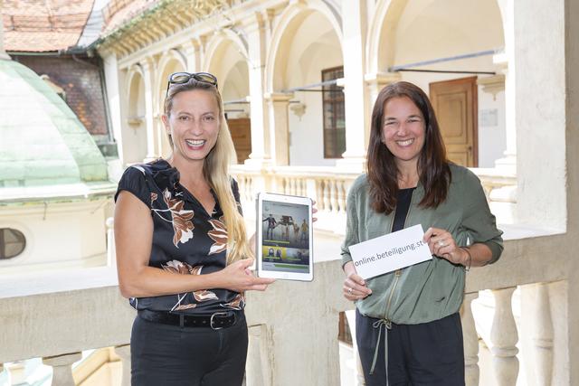 Freuen sich über den digitalen Auftritt des Beteilungsprojekts "Mitmischen": Jugendlandesrätin Juliane Bogner-Strauß und Daniela Köck, Geschäftsführerin von beteiligung.st | Foto: Foto Fischer