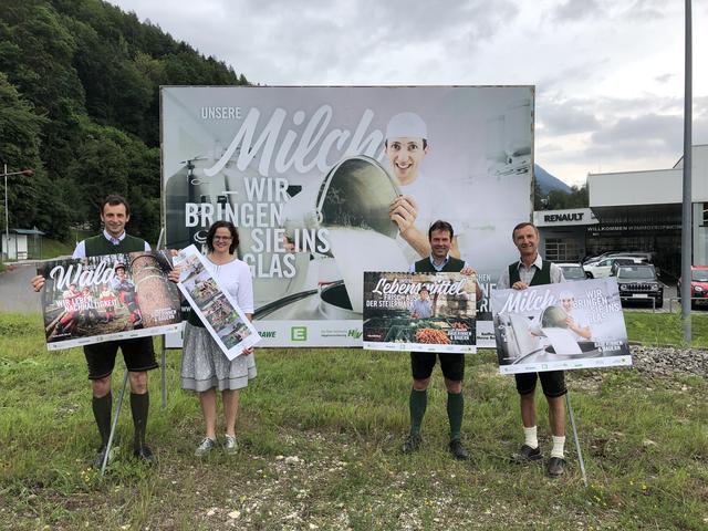 Die Landwirtschaftskammer würdigt den hohen Aufwand der Bauern – nicht nur während des Lockdowns – mit Plakaten im Bezirk. | Foto: Schneeberger