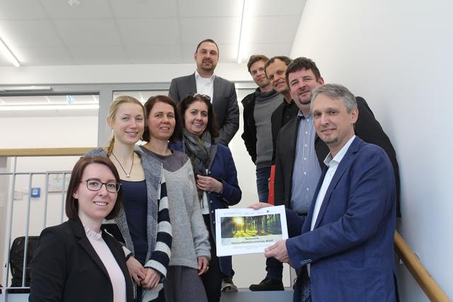 Das Forscherteam beim gemeinsamen Startschuss Ende Februar 2020 (v.l.n.r.): Verena Frank, Anna-Katharina Moosner, Christa Öhlinger-Brandner, Hermine Hackl, Sebastian Markov, Michael Bischof, Arnulf Hartl, Gregor Maier-Lehner und Christian Steckenbauer. 
 | Foto: FH OÖ