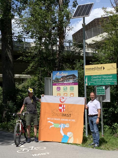 Umweltreferent Norbert Praxmarer (r.) freut sich über die Photovoltaik-Beleuchtungen in Imst.