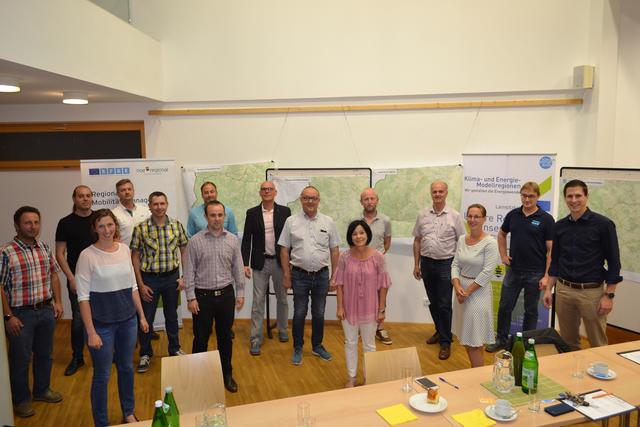 v.l. Klaus Tannhäuser (Bad Großpertholz), Hermann Hahn (Bad Großpertholz), Stefanie Hobiger (Unserfrau-Altweitra), Joachim Fischer (Weitra), Andreas Schuster (St. Martin), Patrick Layr (Weitra), Christian Haider (NÖ.Regional), Friedrich Winkler (Weitra), Peter Höbarth (St. Martin), Margit Göll (Moorbad Harbach), Stefan Stangl (St. Martin), Martin Bruckner (Großschönau), Sonja Kreutzer (NÖ.Regional), Roman Prager (Moorbad Harbach) und Klaus Stebal (Großschönau, Obmann KEM Lainsitztal) | Foto: KEM Lainsitztal