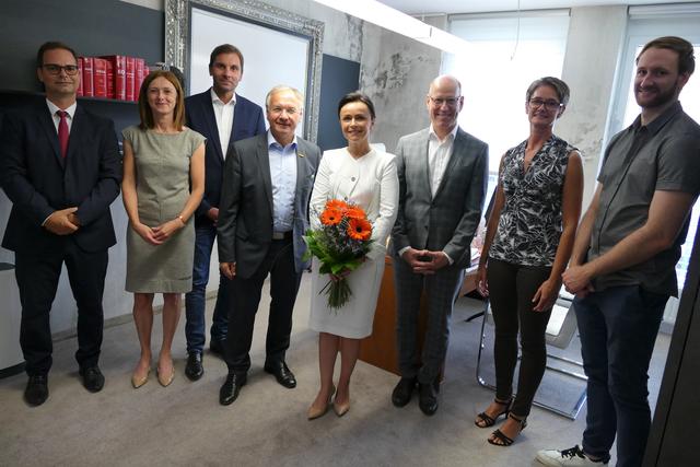 Rechtsanwältin Heike Berner (5.v.l.) u.a. mit Bürgermeister Josef Ober (4.v.l.) und Vermieter Ewald Goldmann (3.v.r.).  | Foto: Stadtgemeinde Feldbach