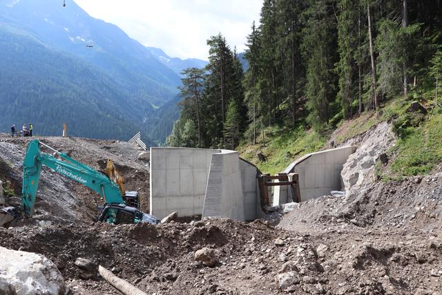 Ziel dieses kombinierten Schutzbaus ist einerseits der Schutz vor Vermurungen und Hochwasser durch den Zeinsbach, andererseits gegen die Schadwirkung der sogenannten „Schindler-Lawine“, die den Ortskern von Pettneu gefährdet.