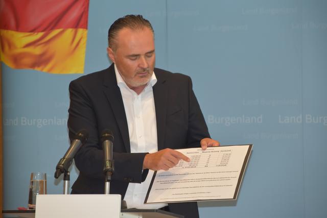 LH Hans Peter Doskozil erläuterte anhand der ihm zugespielten Unterlagen die mutmaßlich fingierten Rechnungen eines Unternehmers aus dem Bezirk Mattersburg.
