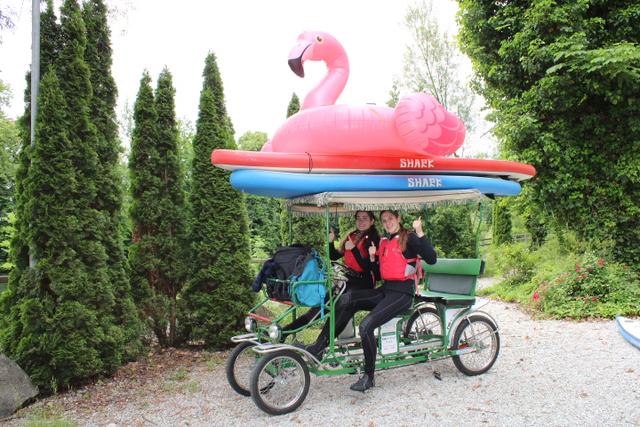 Mit Board, Bike und Flamingo: Maria und Bernadette Danklmayer machten Leoben unsicher.