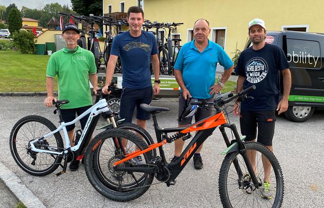 Rainer Aichinger (e-mobility), ÖAAB-Obmann Wolfgang Brandstätter, Seniorenbund-Obmann Karl Ofner-Wiesner und Bike-Guide Bernhard Huber (bike-experts) (v.li.).