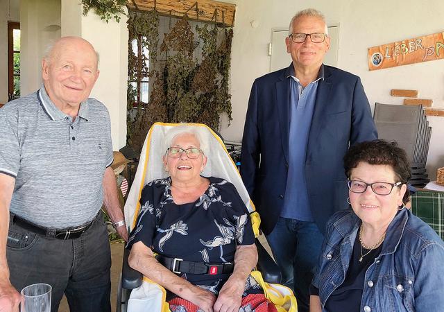 V.l.: Das Jubelpaar Hermann und Christine Langmann sowie die SB-Gratulanten Gottfried Kneifel und Dorli Pankratz.