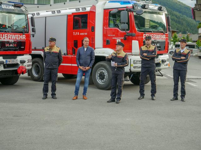 Beziksfeuerwehrkommandant Herbert Oberhauser, Bürgermeister Hermann Mitteregger, Bezirksfeuerwehrinspektor Franz Brunner, Abschnittsfeuerwehrkommandant Harald Draxl und Abschnittsfeuerwehrkommandant Franz Walder (v.l.)