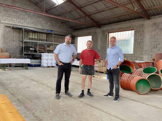 Walter Zehenthofer (Vialit Verkaufsgebietsleitung Österreich Ost), Martin Scherzer und Thomas Gabriel (Technischer Assistent Verkaufsleitung) am neuen Standort in Vitis. | Foto: Vialit