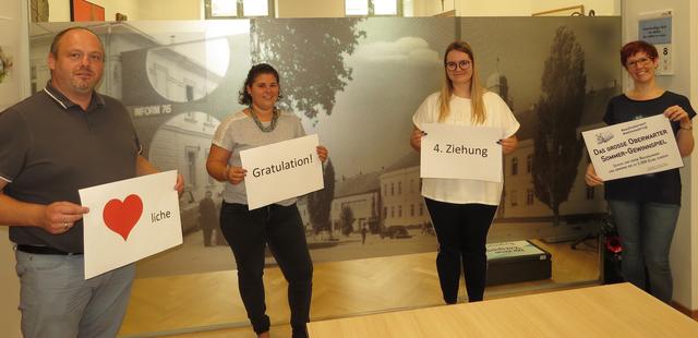 Gratulieren den Gewinnern: Amtsleiter Roland Poiger, Nadine Imre, Denise Kuch und Kerstin Zsifkovits-Taferner. (v.l.)