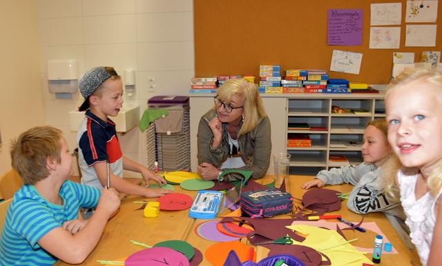 LRin Beate Palfrader machte sich in Pfunds ein Bild von den Tiroler Sommerschulen.