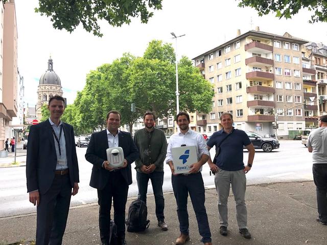  v.l.n.r.: Tobias Brosze (Technischer Vorstand Mainzer Stadtwerke AG), Stefan Schwarz (CTO Bernard Gruppe), Daniel Stölzle (Projektleiter, Mainzer Stadtwerke AG),Karim Taraff (Geschäftsführer Hawa Dawa GmbH), Sascha Müller (Stadt Mainz, Stadtplanungsamt, Abt. Verkehrswesen)
 | Foto: Mainzer Stadtwerke AG