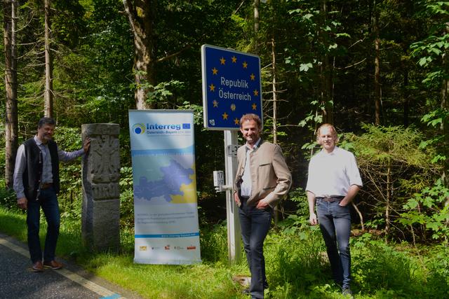 Der Thierseer Bürgermeister Hannes Juffinger, der Bürgermeister von Bayrischzell Georg Kittenrainer und Bürgermeister-Neuzugang aus Fischbachau Johannes Lohwasser (v.l.) freuen sich über den Weitwanderweg und die Zusammenarbeit.  | Foto: Gredler 