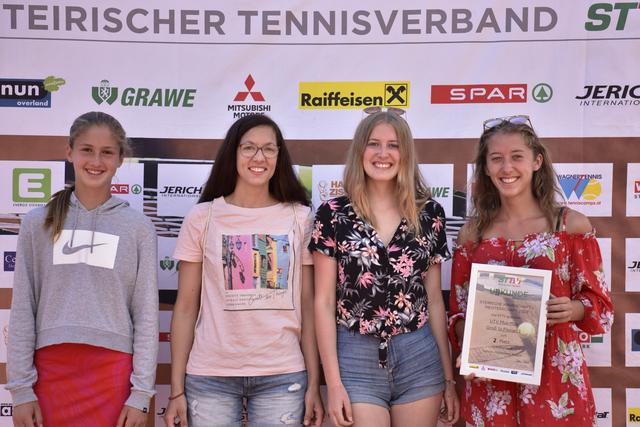 Nikola Kollaritsch, Katharina Ploderer, Marie Altenhofer und Hannah Altenhofer (v.l.) bei der Siegerehrung als Steirischer Vizemeister | Foto: GEPA pictures/Simona Donko