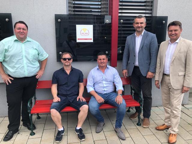 Nach dem Aufstellen der roten Bank: LAbg. Roman Kainrath, LAbg. Lgf. Roland Fürst, Bezirksgeschäftsführer Michael Kefeder, Landesrat Heinrich Dorner und GVV Präsident Bgm. Erich Trummer | Foto: SPÖ Oberpullendorf