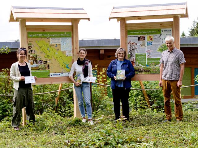 Das Projektteam Iris Niederdöckl, Elisabeth Frank, Rita Gaidies und Rupert Fartaček präsentieren das Forschertagebuch und die Informationstafeln beim  Jugendwaldheim. | Foto: Stefan Heigl/Nationalpark Bayerischer Wald