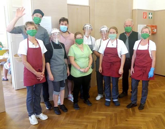 das fleißige uns verwöhnende Küchenteam mit Küchenchef und Schulleiter