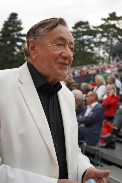 Baumeister Richard Lugner auf der Suche nach einer funktionierenden Maske. | Foto: Andrea Glatzer