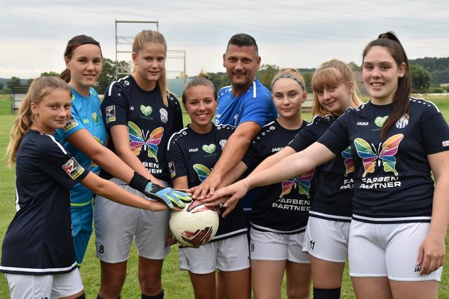 Die Neuzugänge fürs Future League-Team vom FC SKINY Südburgenland mit Trainer René Mahlknecht: Leni Stubits, Fiona Fazekas, Alina Hareter, Sophie Dreier, René Mahlknecht, Marie Ramberger, Leonie Wehofer und Vanessa Beiglböck.  | Foto: Michael Strini