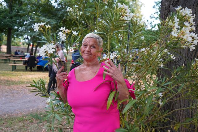 Martha Margit Butbul "Jazz Gitti" posiert im Oleander. | Foto: Andrea Glatzer