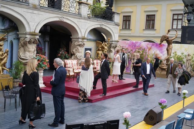 Hektisches Treiben vor der Premiere. Ganz vorne links der große Bühnenbildner Manfred Waba. | Foto: Andrea Glatzer