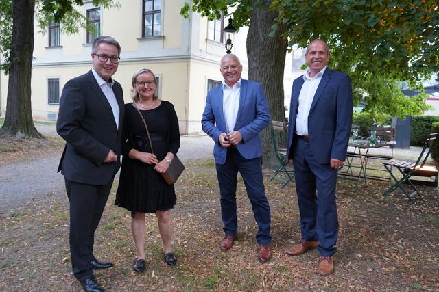 "Hausherr", der Kittseer Bürgermeister Hannes Hornek begrüßt seine Amtskollegen Markus Ulram und Gerald Handig. | Foto: Andrea Glatzer