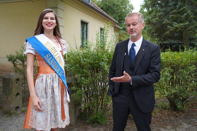 Marillenkönigin Sandra II. gab sich die Ehre. | Foto: Andrea Glatzer