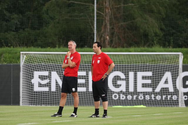 Dominik Thalhammer (l.) mit seinem Co-Trainer Christian Heidenrich beobachten die schwarz-weiße Auswahl mit scharfem Blick.