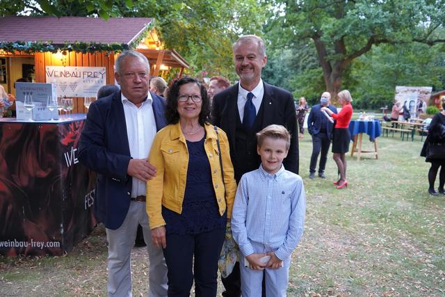 Das Ehepaar Rudi Strommer mit Intendant Christian Buchmann. | Foto: Andrea Glatzer