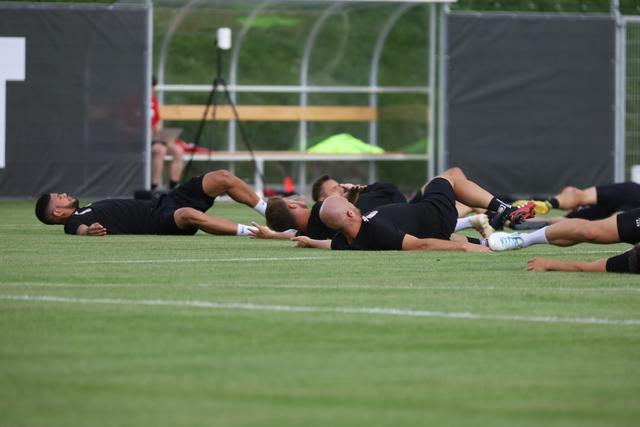 Dehnen was das Zeug hält: Die Athletiker schwitzen für neuerliche Höhenflüge.