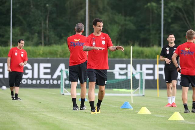 Emanuel Pogatetz (m.) unterstützt fortan Chefcoach Dominik Thalhammer als Defensivtrainer.