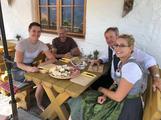 Landtagsabgeordneter Ferdinand Hueter bei der Buschenschenke Hupfa der Familie Niedermüller in Berg im Drautal  | Foto: KK
