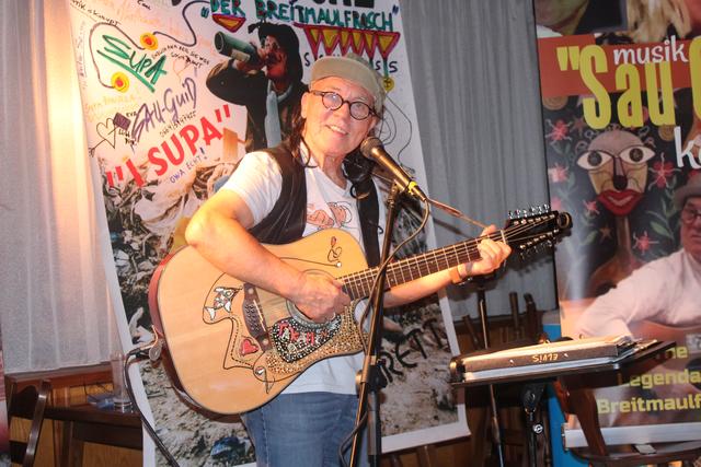 Kabarettist Ernst Istvanits furchtlos im Kampf gegen das Wirtshaussterben. | Foto: Karin Vorauer