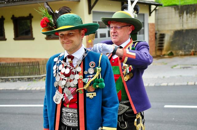 Premiere: Erstmals wurde die Schützenkette "von hinten" angelegt. | Foto: Hassl