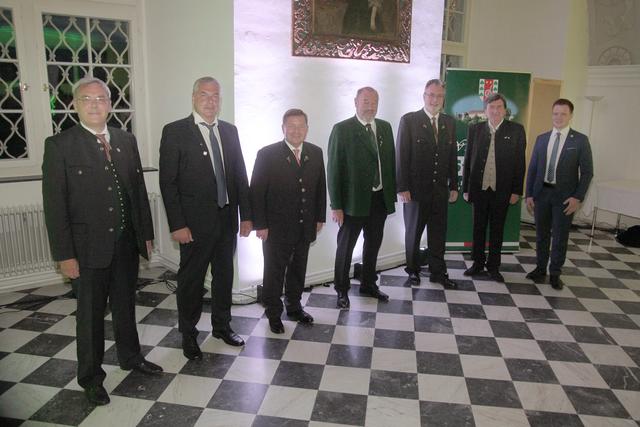 Der neue Gemeindevorstand: Ernst Kahr, Karl Bohnstingl, Werner Amon, Walter Eichmann, Helmuth-Theobald Müller, Franz Hopfgartner, Johannes Unterkofler (v.l.)